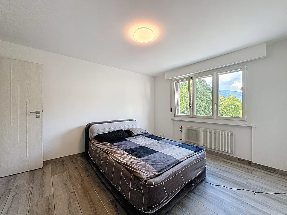 Spazioso appartamento ristrutturato di 4,5 stanze con balcone e vista sulle montagne – foto 6 di 7