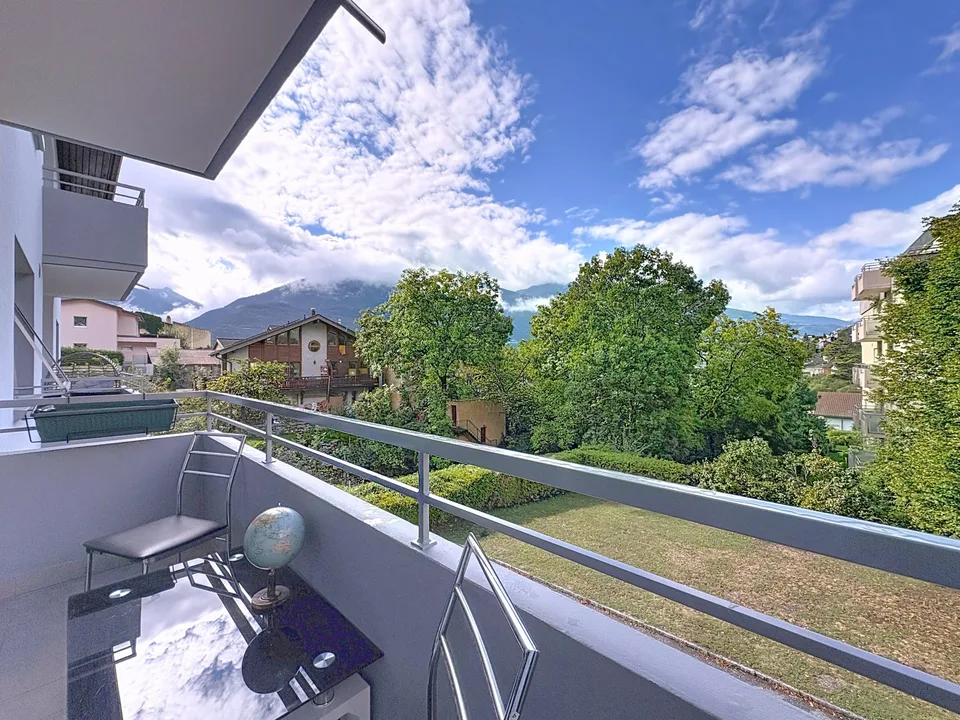 Spazioso appartamento ristrutturato di 4,5 stanze con balcone e vista sulle montagne – foto 5 di 7