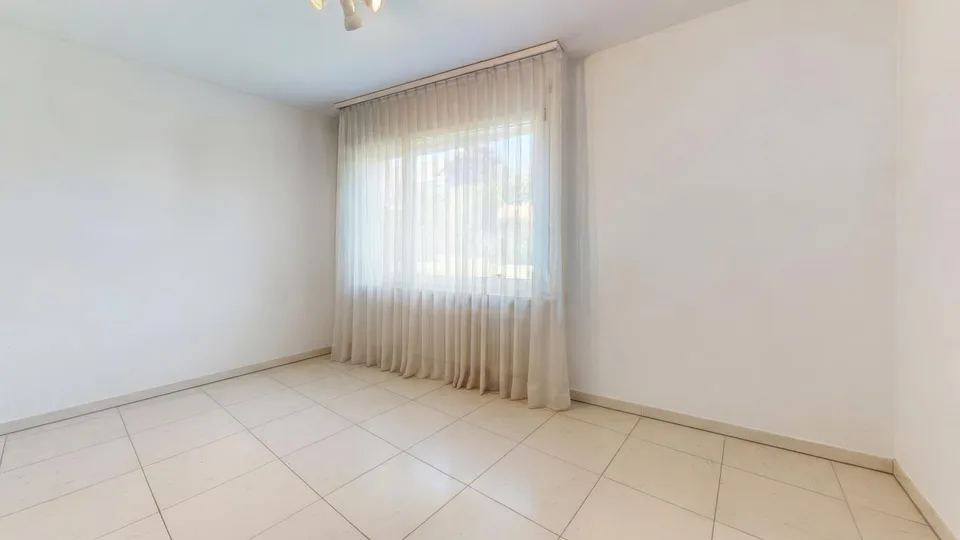 Ampia casa unifamiliare indipendente con tre garage – foto 4 di 13