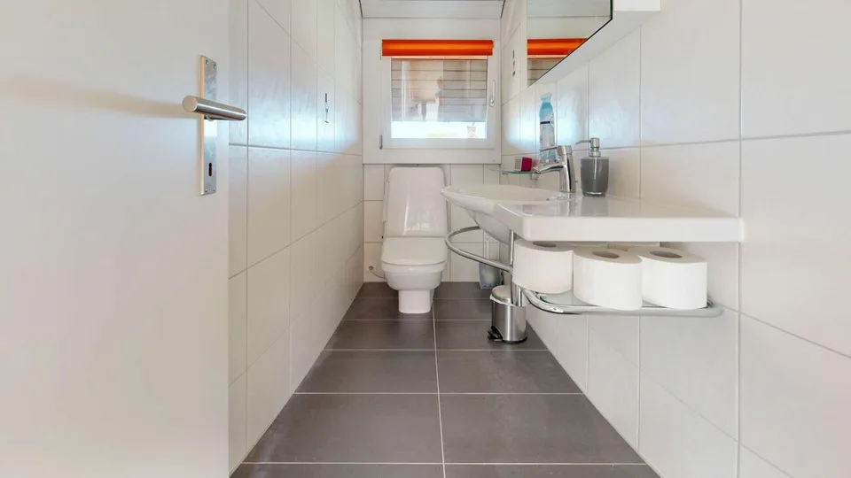 Ampia casa unifamiliare indipendente con tre garage – foto 11 di 13