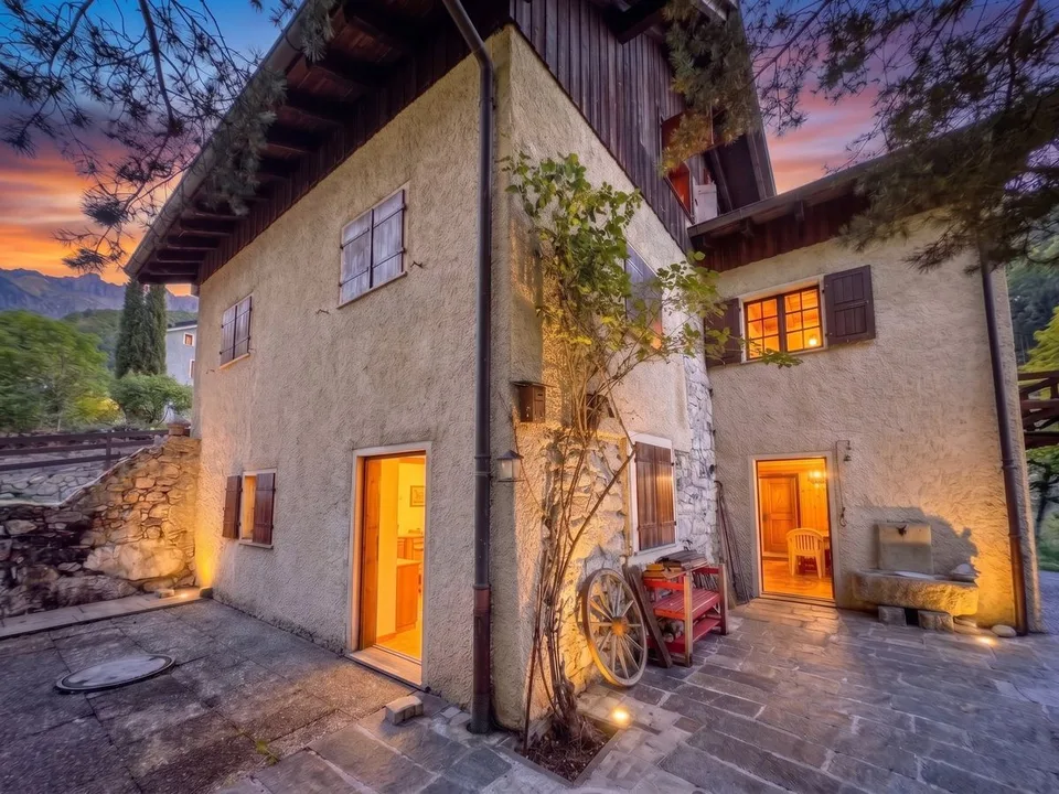 Casa di villaggio a Villeneuve - Immobile redditizio con 3 appartamenti – foto 2 di 13