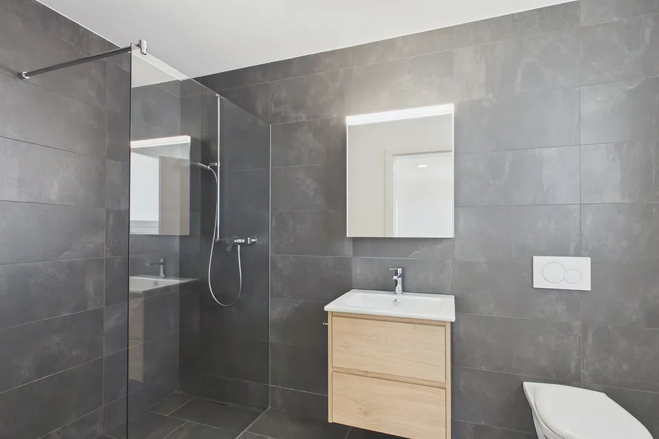 Moderno appartamento attico di 4 stanze in nuova costruzione a Gampelen – foto 5 di 12