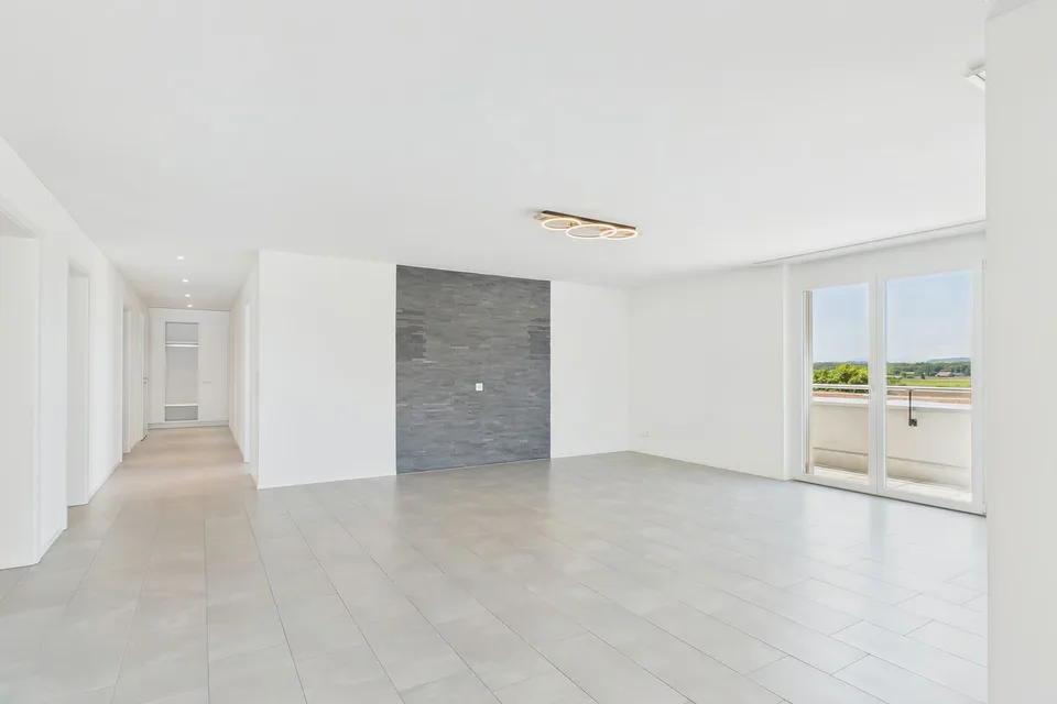Moderno appartamento attico di 4 stanze in nuova costruzione a Gampelen – foto 3 di 12