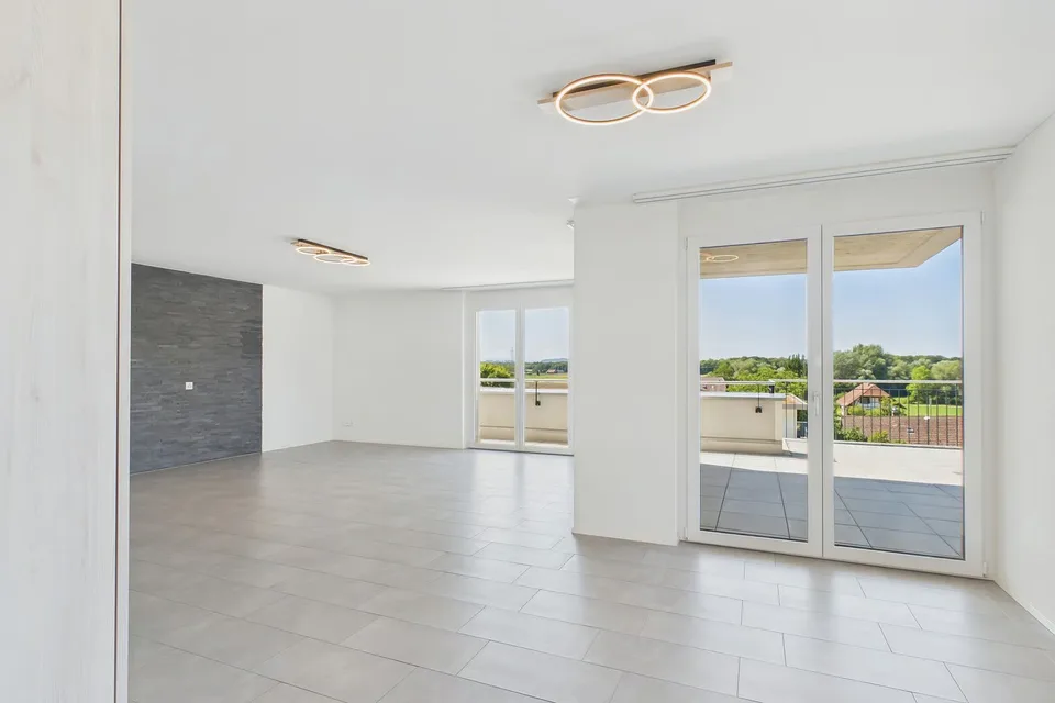 Moderno appartamento attico di 4 stanze in nuova costruzione a Gampelen – foto 2 di 12