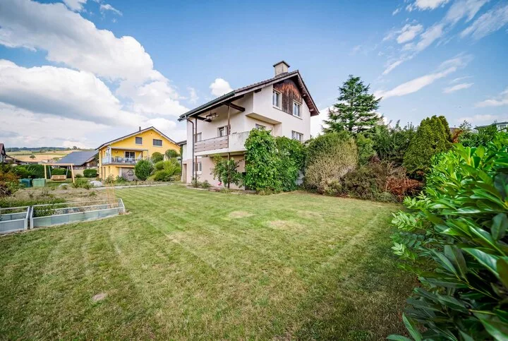 FREISTEHENDES EINFAMILIENHAUS MIT VIEL UMSCHWUNG – Foto 7 von 8