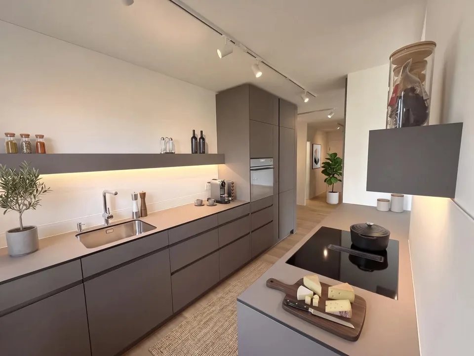Prima occupazione: appartamento ristrutturato di 6 stanze con balcone angolare a Widen in vendita – foto 4 di 9