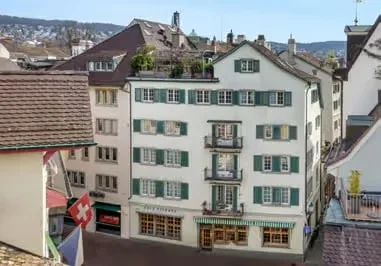Charmante 3-Zimmer-Wohnung mit Balkon in der Zürcher Altstadt – Foto 3 von 14