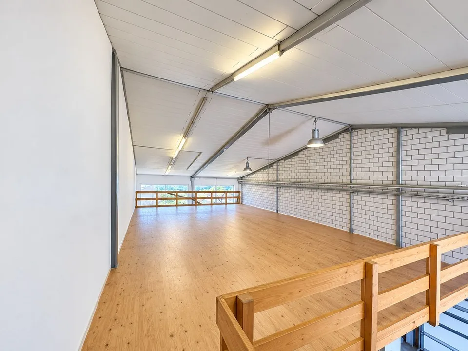 Grosszügige Gewerbefläche geeignet für Werkstatt, Atelier, Showroom, Produktion, Büro, Lager – Foto 3 von 5