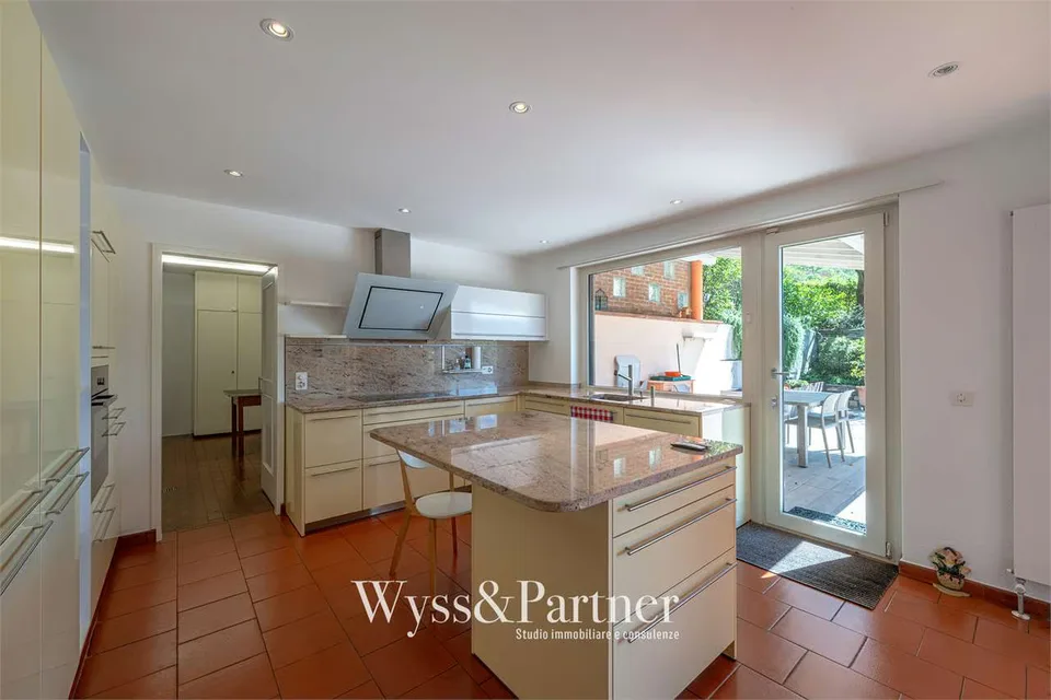 Maison sur 3 niveaux avec terrasse et jardin à Vezia – photo 3 sur 13