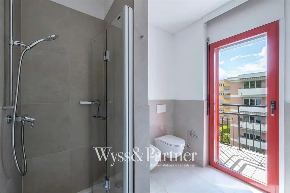 4.5 rooms renovated in Lugano with terrace, 2 bathrooms and parking – photo 9 of 13