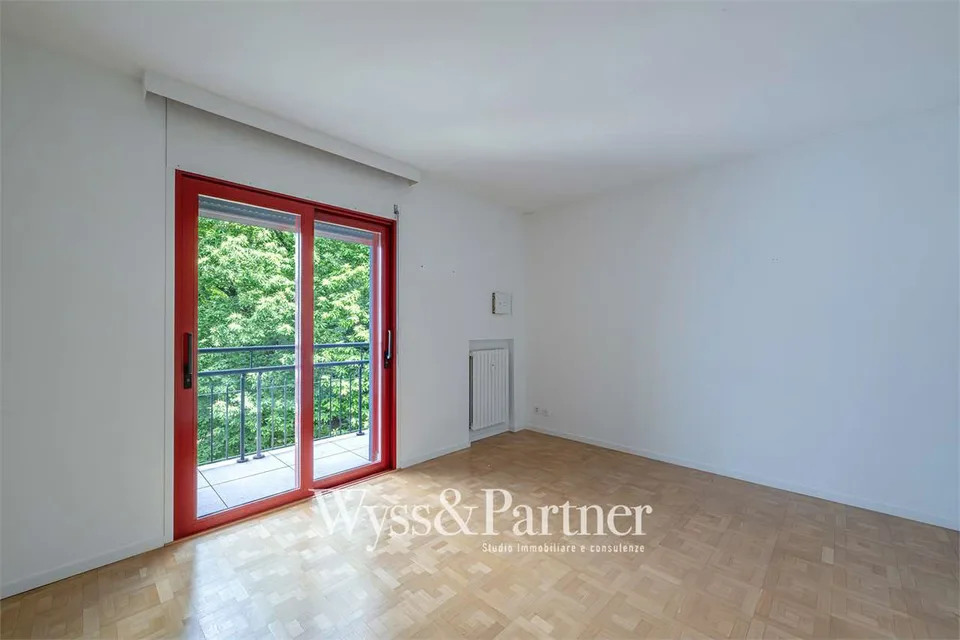 4.5 rooms renovated in Lugano with terrace, 2 bathrooms and parking – photo 6 of 13