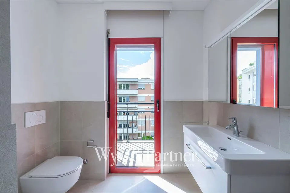4.5 rooms renovated in Lugano with terrace, 2 bathrooms and parking – photo 8 of 13