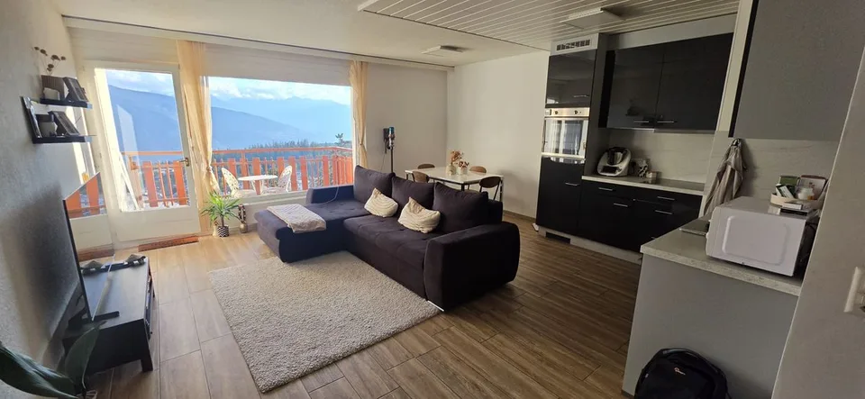À louer à l'année - Appartement meublé de 2,5 pièces avec balcon et vue sur les montagnes – photo 5 sur 6