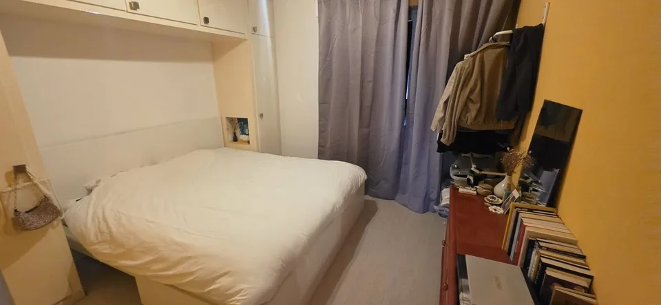 À louer à l'année - Appartement meublé de 2,5 pièces avec balcon et vue sur les montagnes – photo 4 sur 6