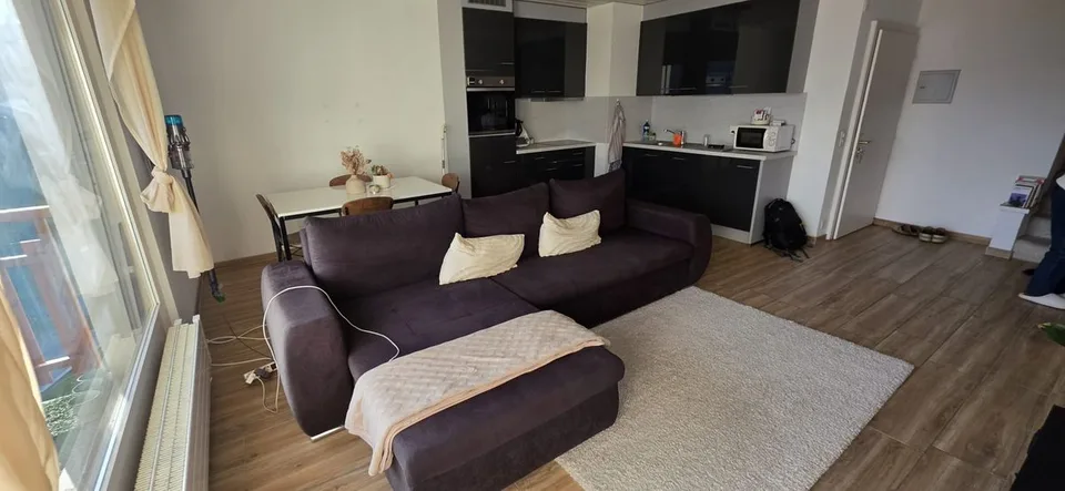 À louer à l'année - Appartement meublé de 2,5 pièces avec balcon et vue sur les montagnes – photo 3 sur 6