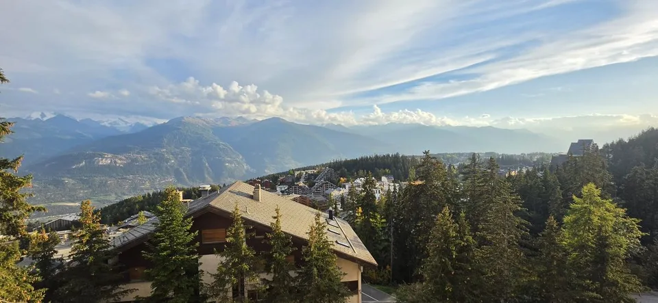 À louer à l'année - Appartement meublé de 2,5 pièces avec balcon et vue sur les montagnes – photo 6 sur 6