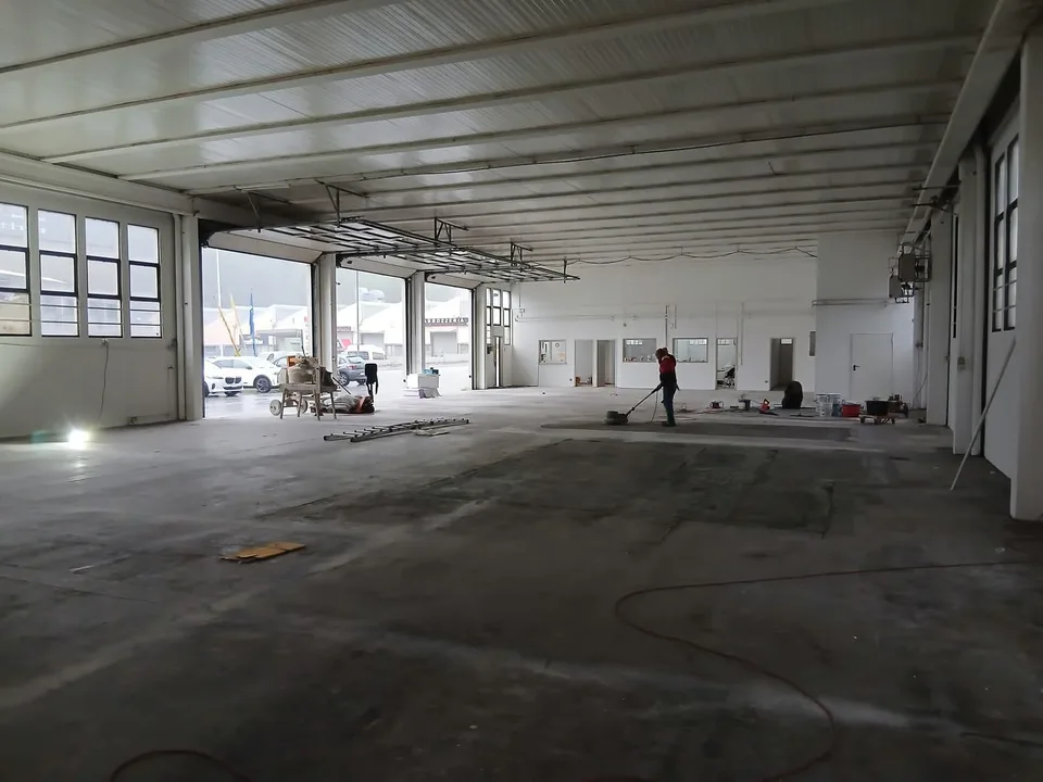 Espace commercial et entrepôt à louer à Grancia – photo 3 sur 11