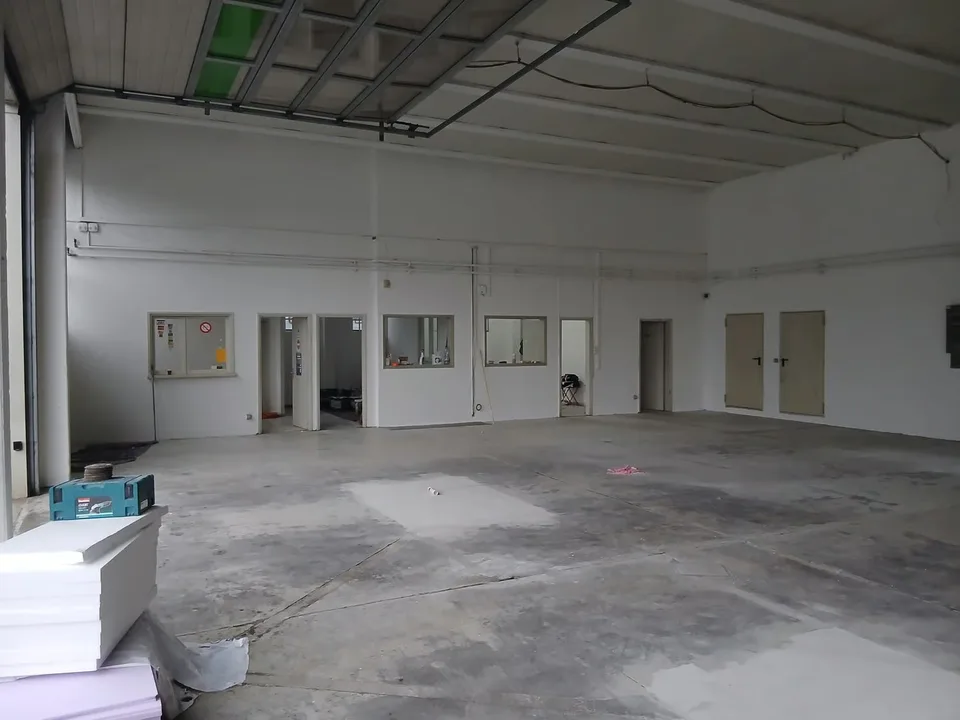 Espace commercial et entrepôt à louer à Grancia – photo 7 sur 11