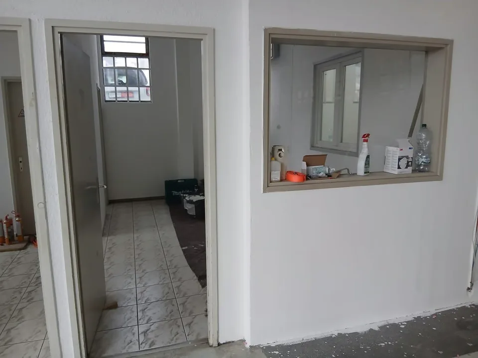 Espace commercial et entrepôt à louer à Grancia – photo 9 sur 11