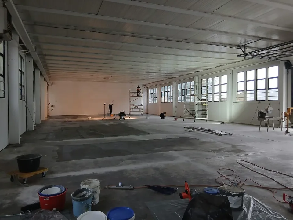 Espace commercial et entrepôt à louer à Grancia – photo 2 sur 11