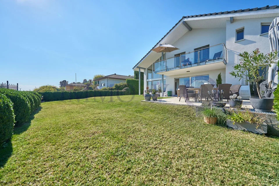 LUSSUOSA ABITAZIONE CON GRANDE GIARDINO E VISTA LAGO – foto 2 di 18