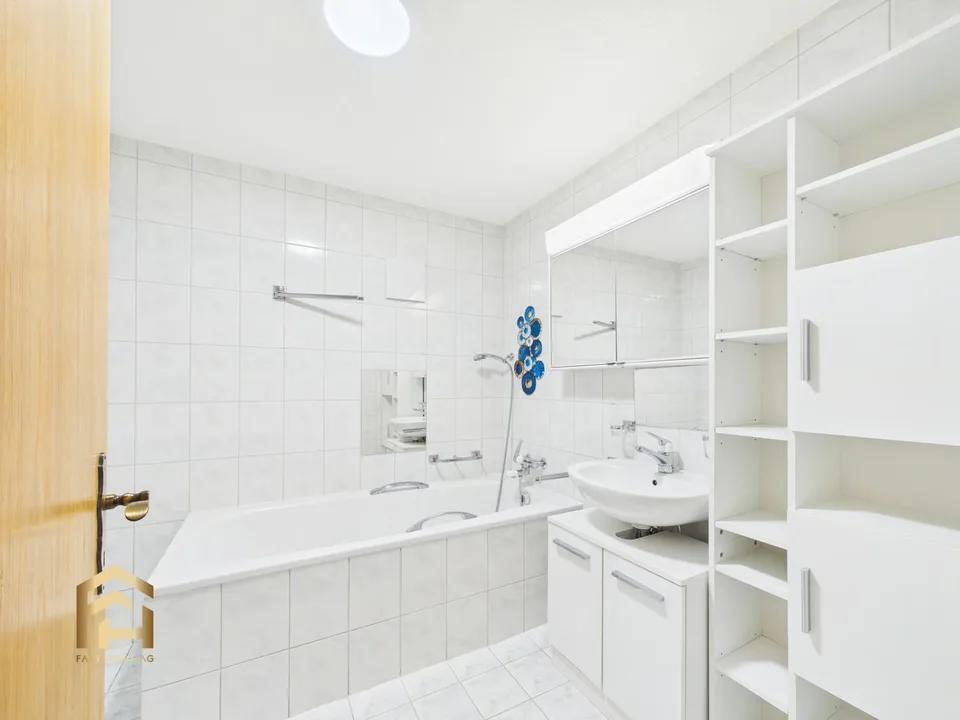 Lichtdurchflutete, grosszügige 4.5-ZWG mit Balkon & Lift – Foto 11 von 13
