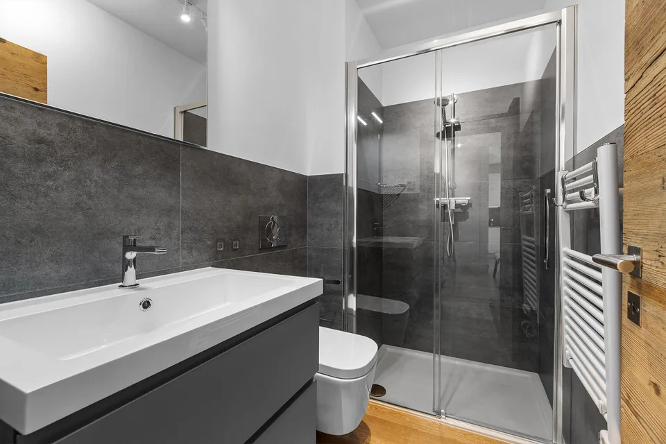 2.5 Zimmerwohnung mit Balkon und grossem Garten – Foto 7 von 10
