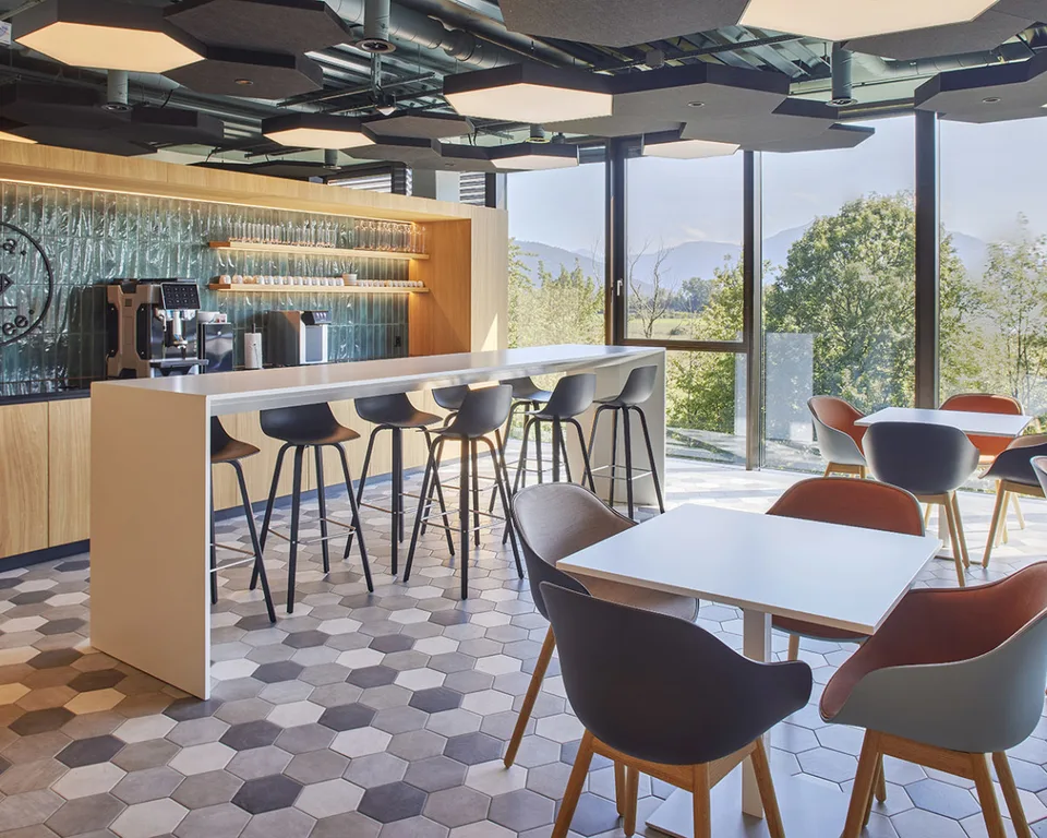 6 möbelierte Arbeitsplätze. Ein Büro. Viele Möglichkeiten. – Foto 2 von 11