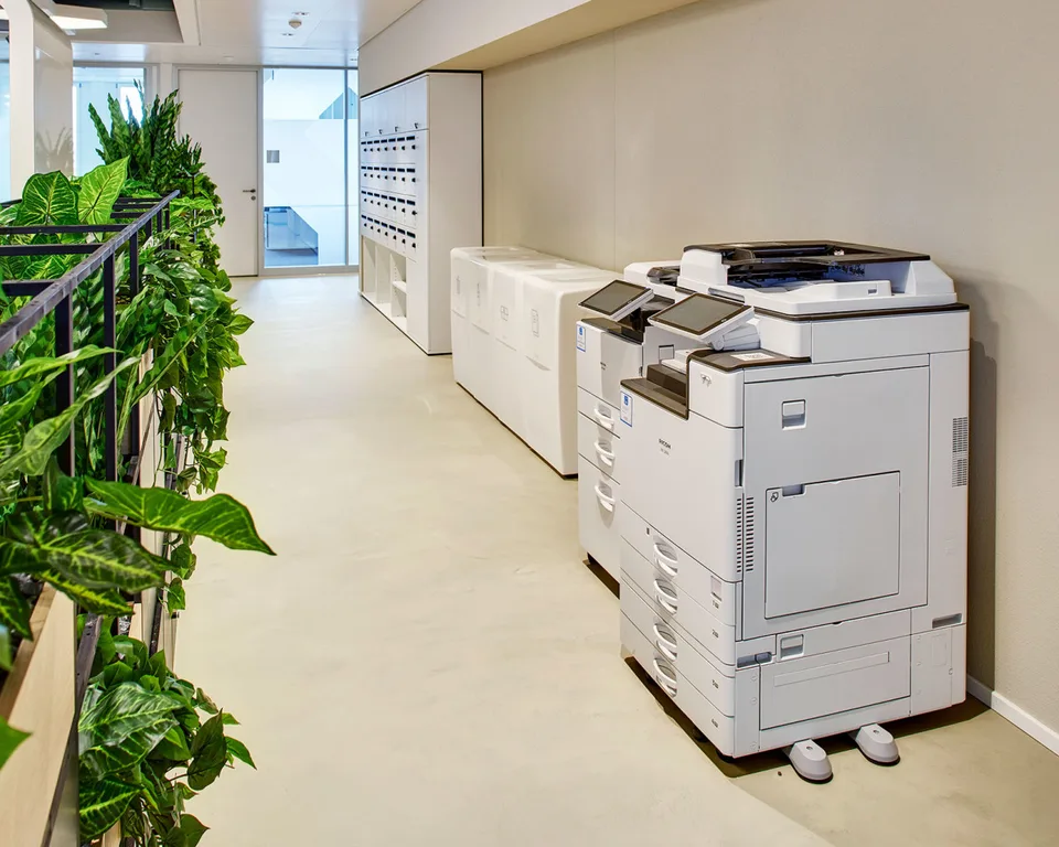 6 möbelierte Arbeitsplätze. Ein Büro. Viele Möglichkeiten. – Foto 10 von 11