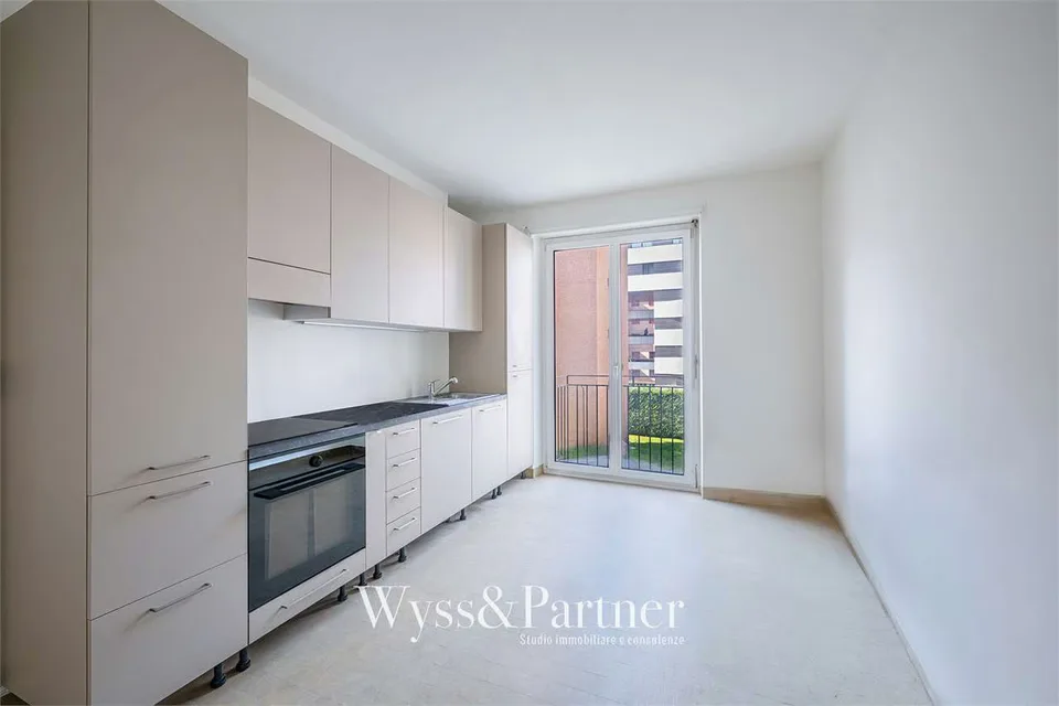 Lugano, Via Franscini - Appartement rénové de 4 pièces avec balcon – photo 2 sur 5