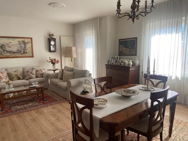 Komfortables 4.5-Zimmer-Apartment im letzten Stock in Chiasso – Foto 3 von 9