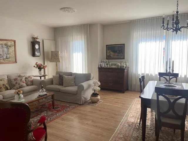 Komfortables 4.5-Zimmer-Apartment im letzten Stock in Chiasso – Foto 2 von 9