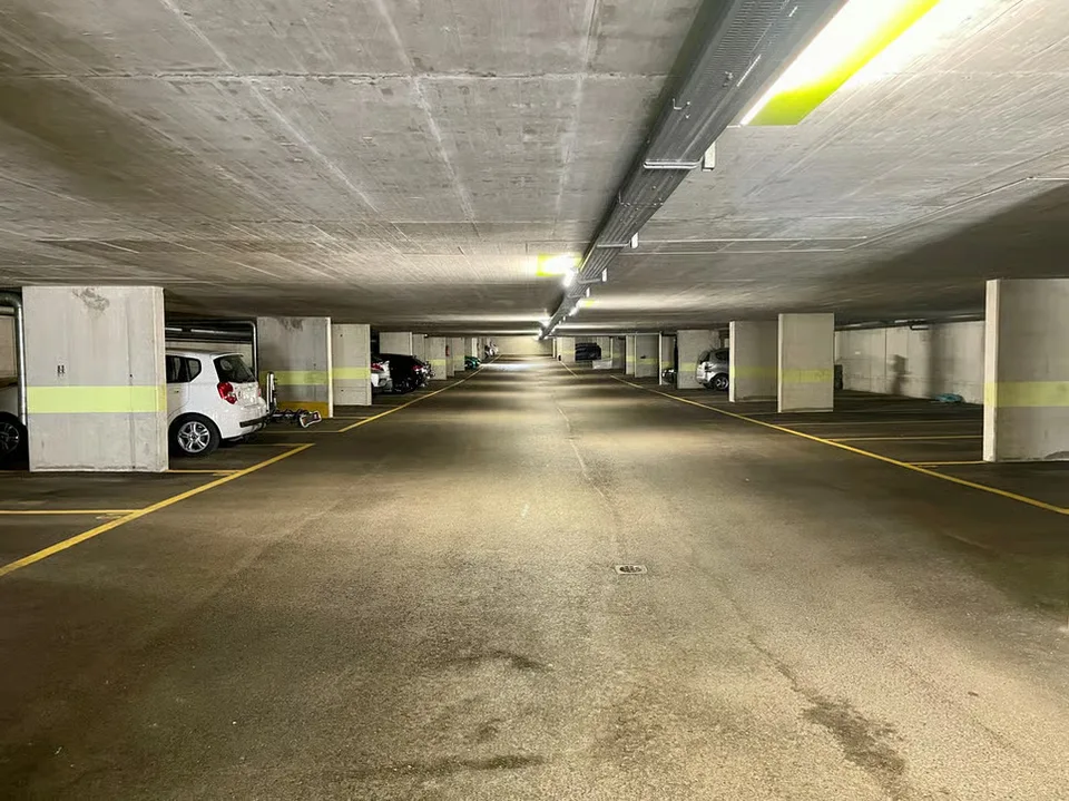 Innenparkplatz für Motorräder – Foto 2 von 3