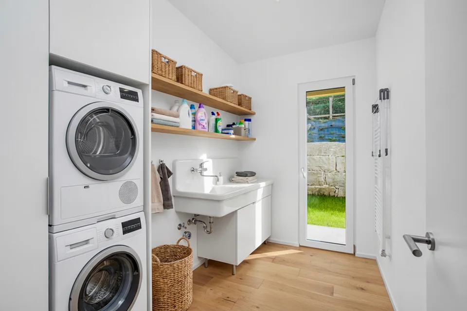 AFFITTASI BEL 4.5 LOCALI CON GIARDINO E VISTA LAGO A BRUSINO – foto 6 di 9