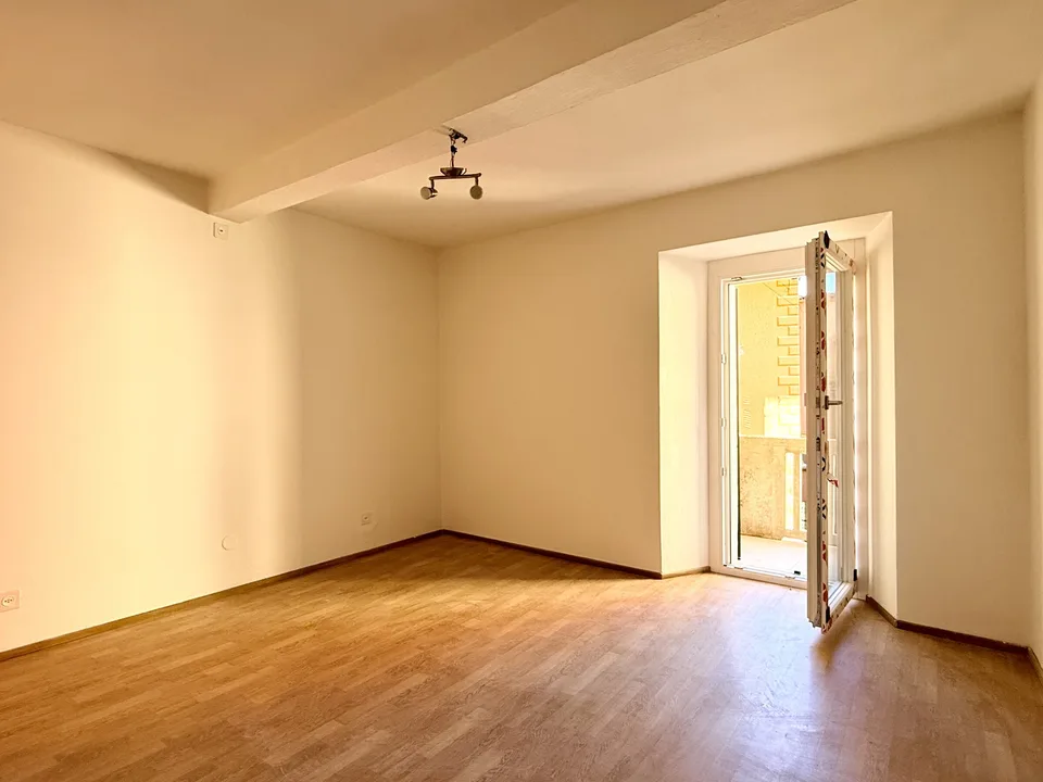 Schöne renovierte Wohnung mit Garten und Garage in Pugerna – Foto 5 von 9