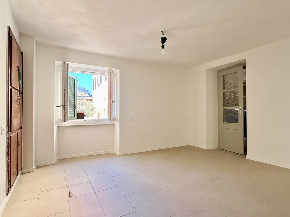 Schöne renovierte Wohnung mit Garten und Garage in Pugerna – Foto 4 von 9