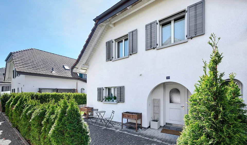 Helles Doppeleinfamilienhaus nahe Zürich mit viel Raum – Foto 6 von 8