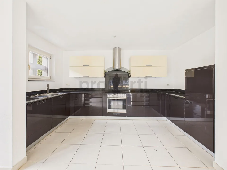 Wir verkaufen ein schönes, großzügiges Haus in Brione sopra Minusio mit Pool und Garten. (Keine Seesicht) – Foto 5 von 13