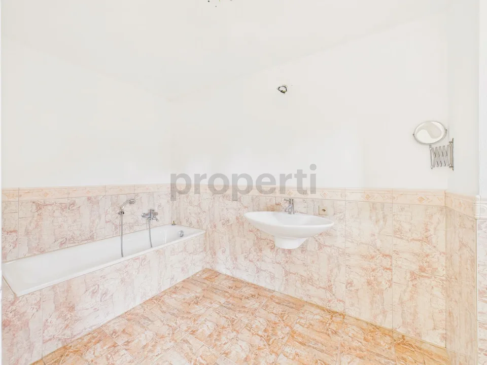 Wir verkaufen ein schönes, großzügiges Haus in Brione sopra Minusio mit Pool und Garten. (Keine Seesicht) – Foto 10 von 13