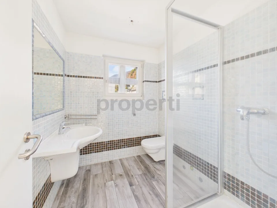 Wir verkaufen ein schönes, großzügiges Haus in Brione sopra Minusio mit Pool und Garten. (Keine Seesicht) – Foto 9 von 13