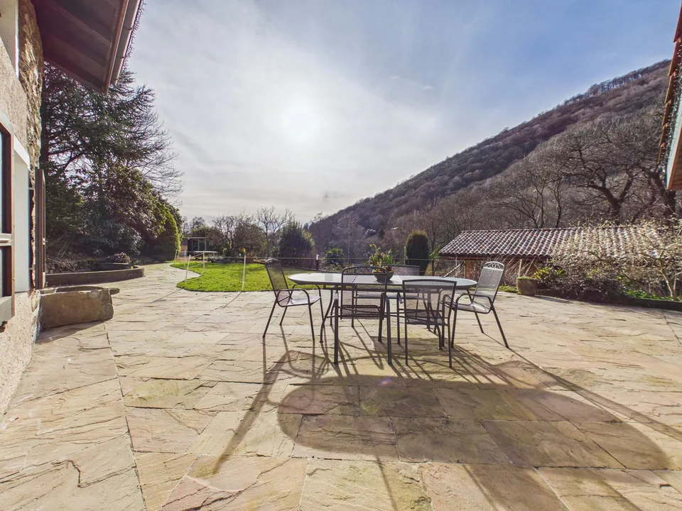Villa exclusive de 7,5 pièces immergée dans la verdure avec dépendance et étang – photo 6 sur 13