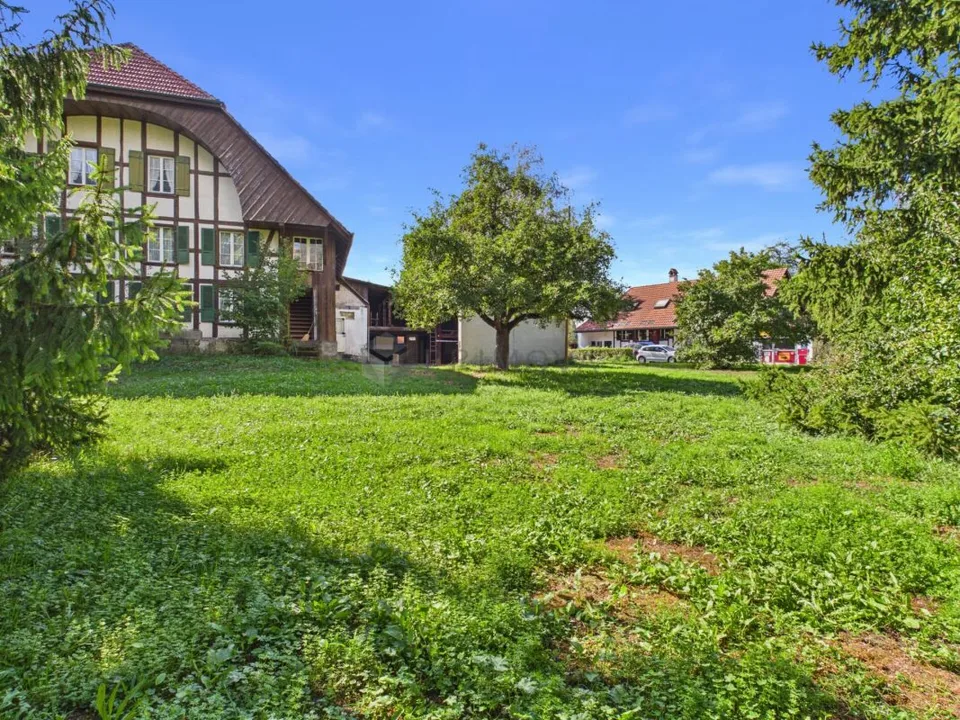 Gepflegtes Bauernhaus mit grosser Baulandreserve in der Kernzone im schönen Seeland – Foto 3 von 13