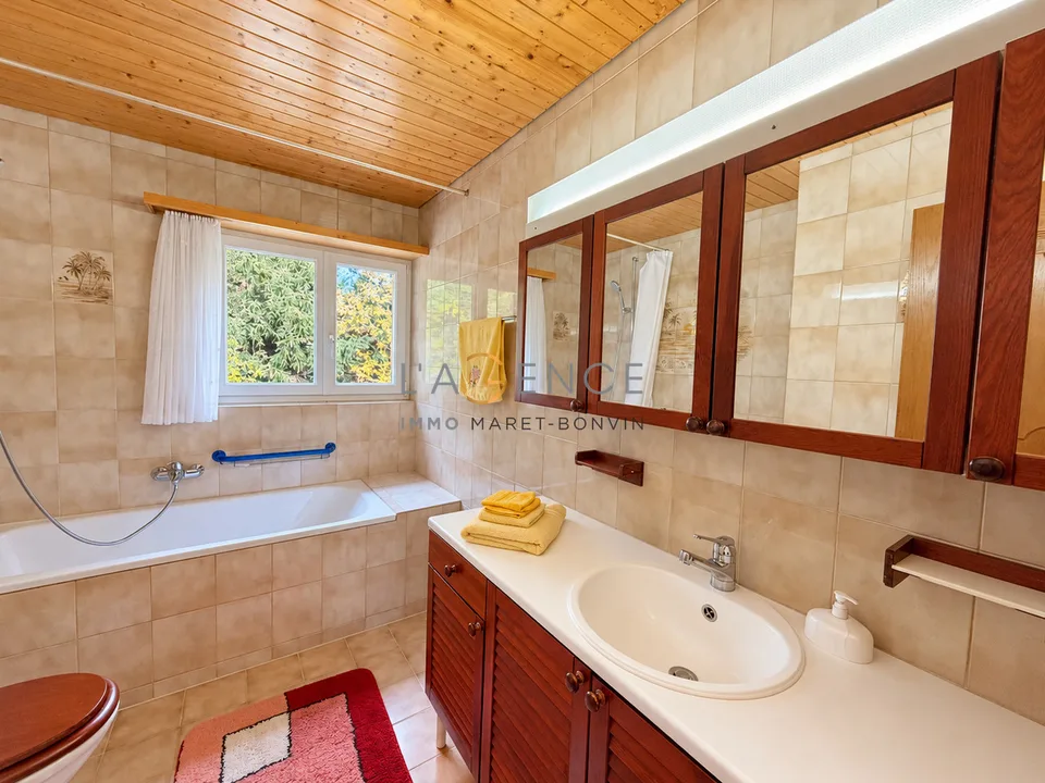Die Eleganz eines großen privaten Chalets mit Blick auf die Alpen – Foto 12 von 13