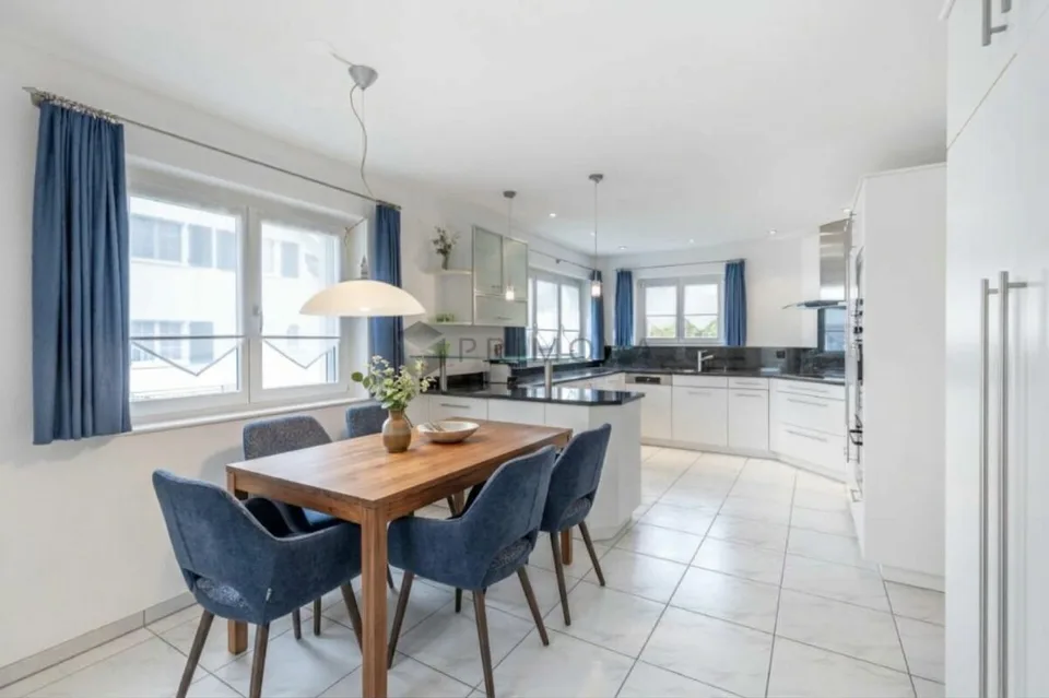 Spacieuse maison individuelle de 7,5 pièces avec sauna, jardin et six places de parking – photo 3 sur 12