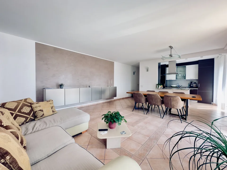 HELLES 4.5-ZIMMER-WOHNUNG MIT TERRASSE UND AUTOBOX IN GIUBIASCO – Foto 3 von 9