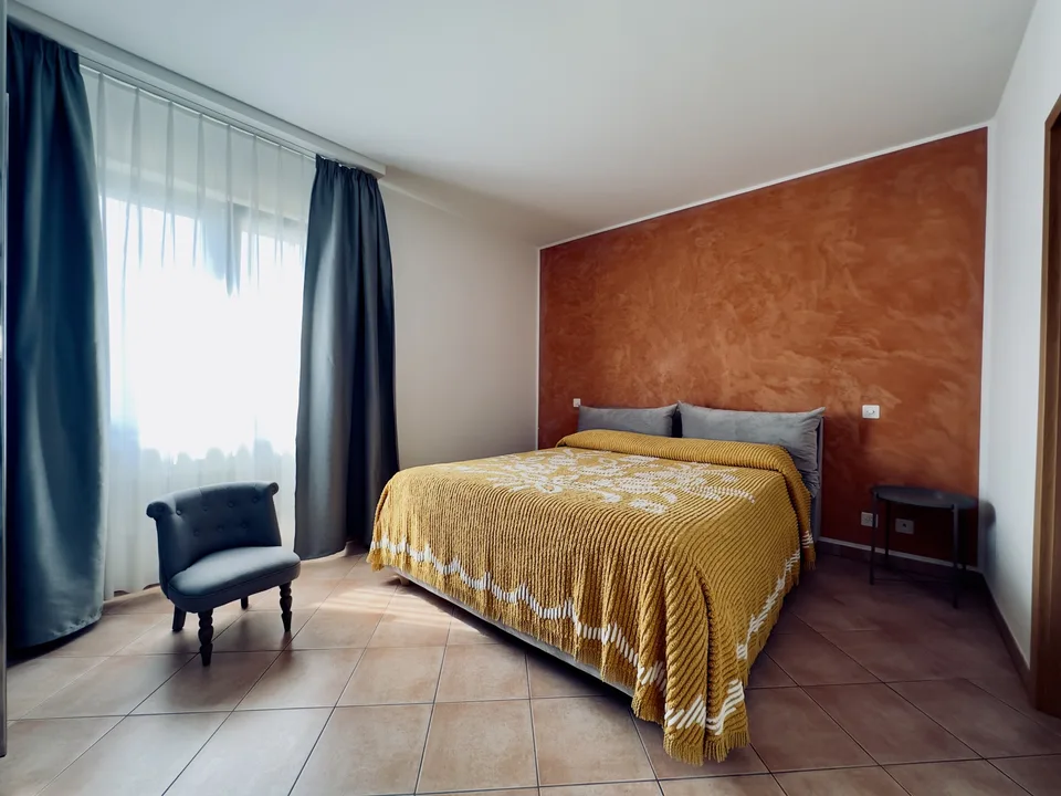 HELLES 4.5-ZIMMER-WOHNUNG MIT TERRASSE UND AUTOBOX IN GIUBIASCO – Foto 5 von 9
