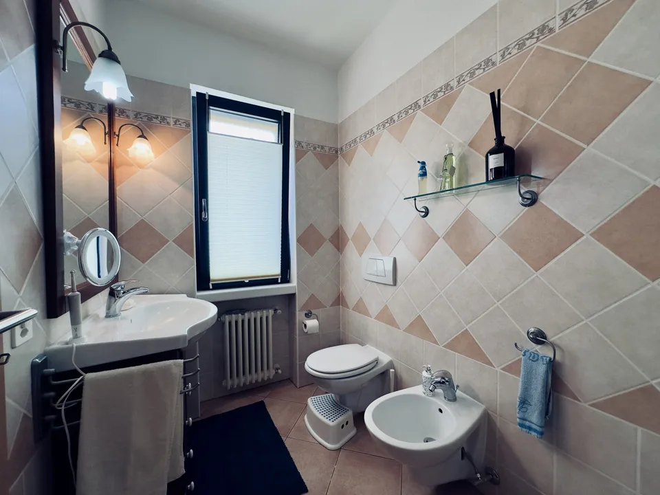 HELLES 4.5-ZIMMER-WOHNUNG MIT TERRASSE UND AUTOBOX IN GIUBIASCO – Foto 6 von 9