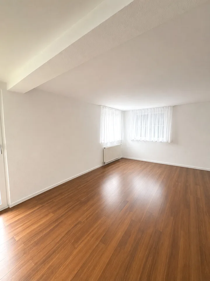 Appartement central de 3,5 pièces au haut rez-de-chaussée avec grand balcon et privé – photo 5 sur 7