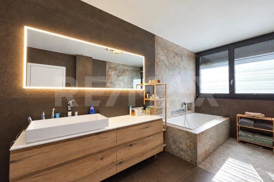 Moderne Villa mit exklusiver Ausstattung und Weitblick über das Rho... – Foto 7 von 13