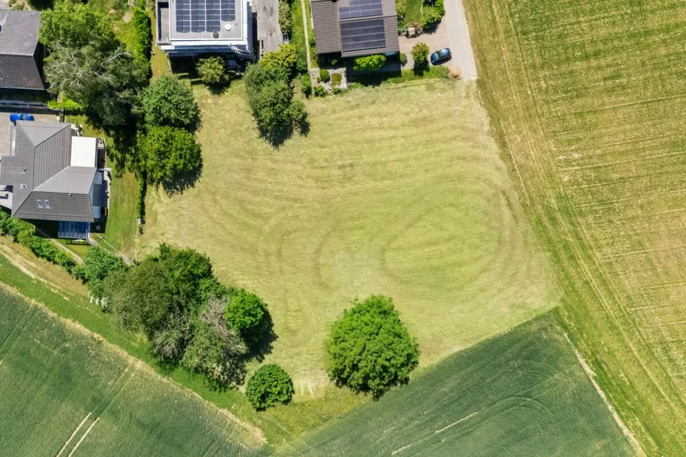 Terreno edificabile con potenziale per idee abitative di alta qualità – foto 2 di 11